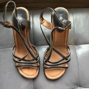 Mudd Black and Tan Strappy Sandals